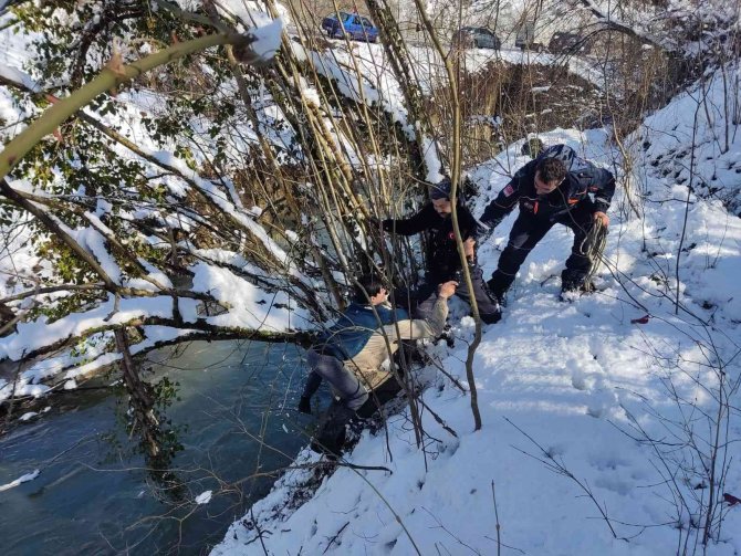 Dereye düşen köpeğini kurtarmak isterken boğulma tehlikesi geçirdi