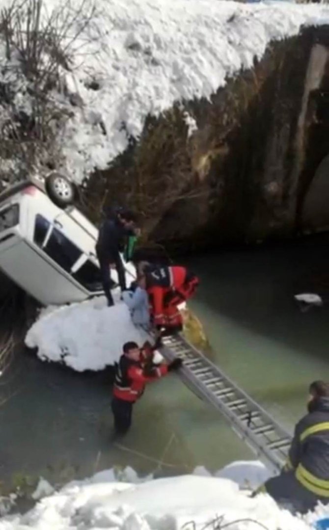 Dereye uçan otomobildekilerin imdadına itfaiye ekipleri yetişti