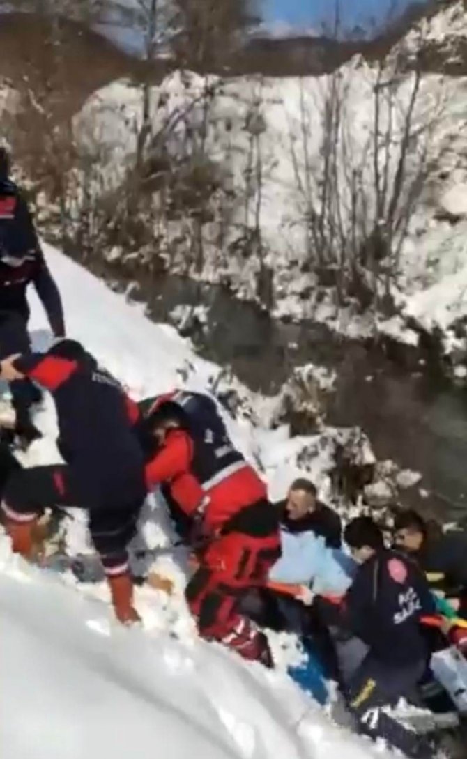 Dereye uçan otomobildekilerin imdadına itfaiye ekipleri yetişti