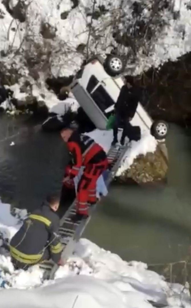 Dereye uçan otomobildekilerin imdadına itfaiye ekipleri yetişti