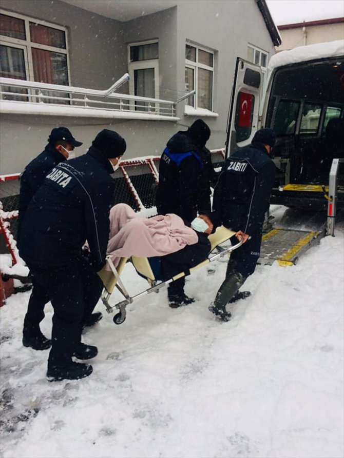 Karda evlerinden çıkamayan 5 hastanın yardımına belediye yetişti