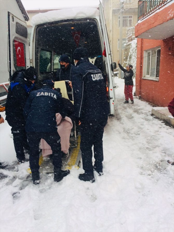 Karda evlerinden çıkamayan 5 hastanın yardımına belediye yetişti