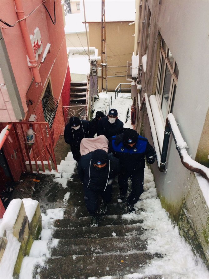 Karda evlerinden çıkamayan 5 hastanın yardımına belediye yetişti