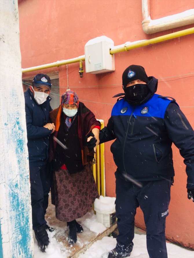 Karda evlerinden çıkamayan 5 hastanın yardımına belediye yetişti