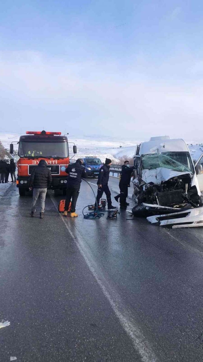 Eskişehir’de trafik kazası: 16 yaralı