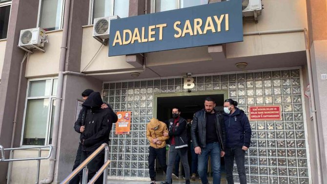 Kaçarken polis otosuna çarpan zehir tacirleri tutuklandı