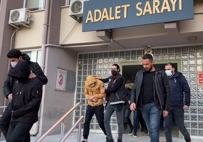 Kaçarken polis otosuna çarpan zehir tacirleri tutuklandı