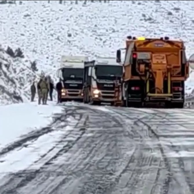 Mardin’de kar yağışı etkili oldu, onlarca tır kuyruğu oluştu