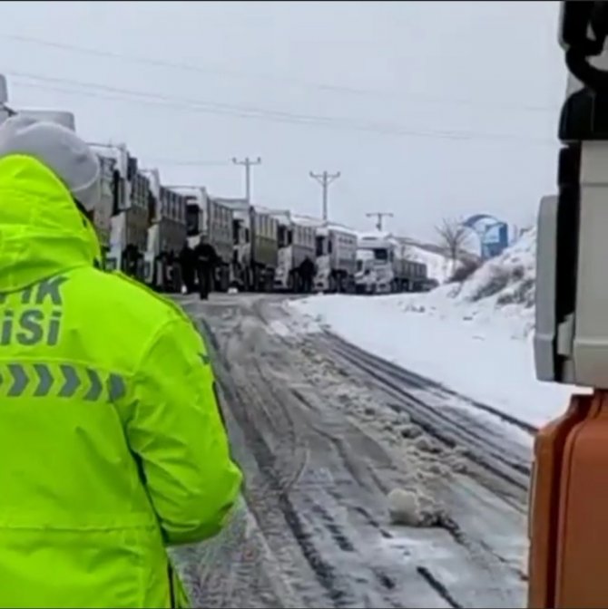 Mardin’de kar yağışı etkili oldu, onlarca tır kuyruğu oluştu