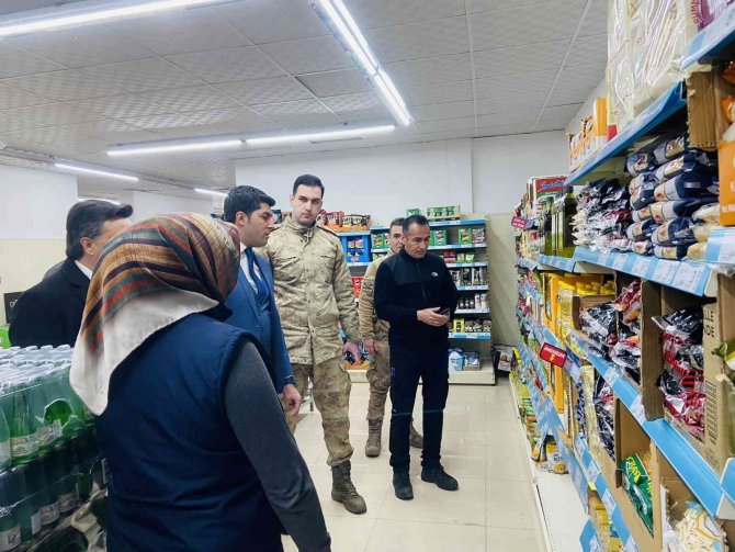 Marketlerin depoları denetlendi