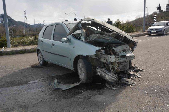 Ordu’da otomobil ile kamyon çarpıştı: 1’i çocuk 3 yaralı