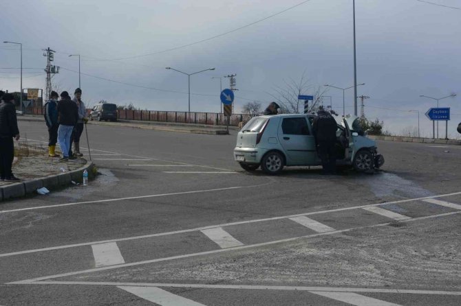 Ordu’da otomobil ile kamyon çarpıştı: 1’i çocuk 3 yaralı
