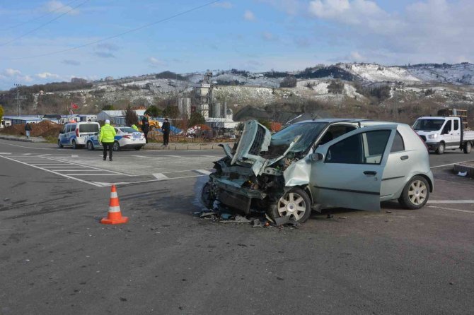 Ordu’da otomobil ile kamyon çarpıştı: 1’i çocuk 3 yaralı