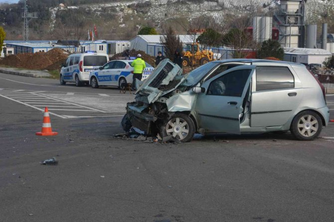 Ordu’da otomobil ile kamyon çarpıştı: 1’i çocuk 3 yaralı