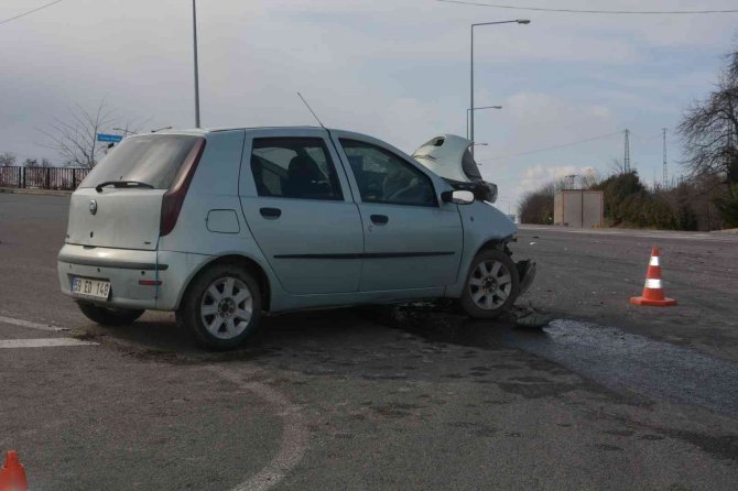 Ordu’da otomobil ile kamyon çarpıştı: 1’i çocuk 3 yaralı