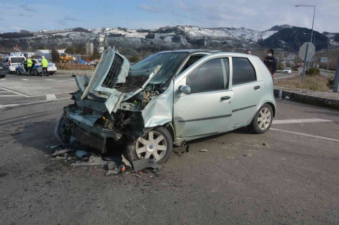 Ordu’da otomobil ile kamyon çarpıştı: 1’i çocuk 3 yaralı