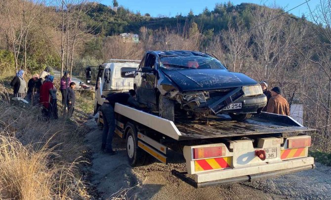 Seyir halindeki otomobil takla attı: 2 yaralı