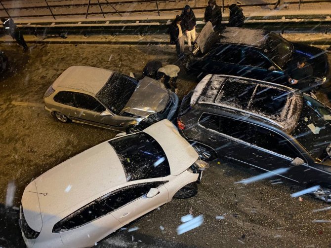 Yol buz pistine döndü : 11 araç birbirine girdi