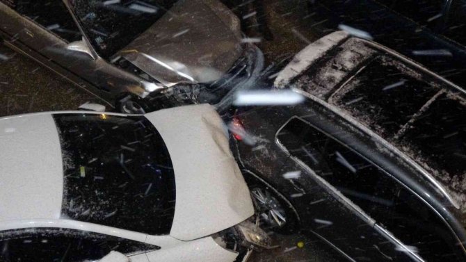 Yol buz pistine döndü : 11 araç birbirine girdi