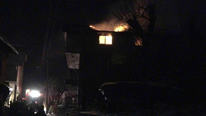 4 kişilik ailenin yaşadığı ev alevlere teslim oldu