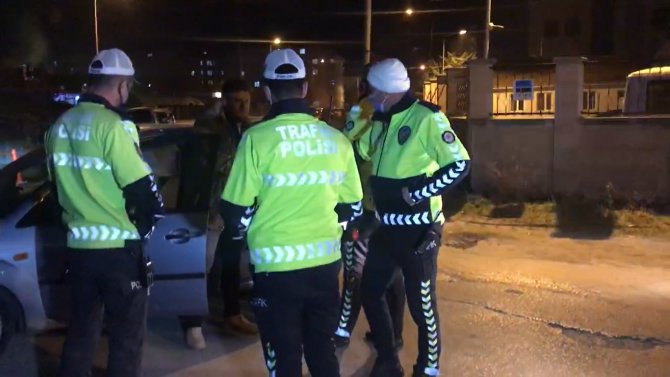 Alkol uygulamasına kendi alkolmetre aparatıyla girdi