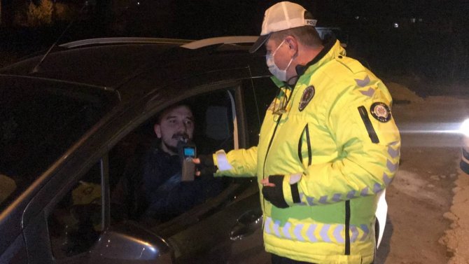 Alkol uygulamasına kendi alkolmetre aparatıyla girdi