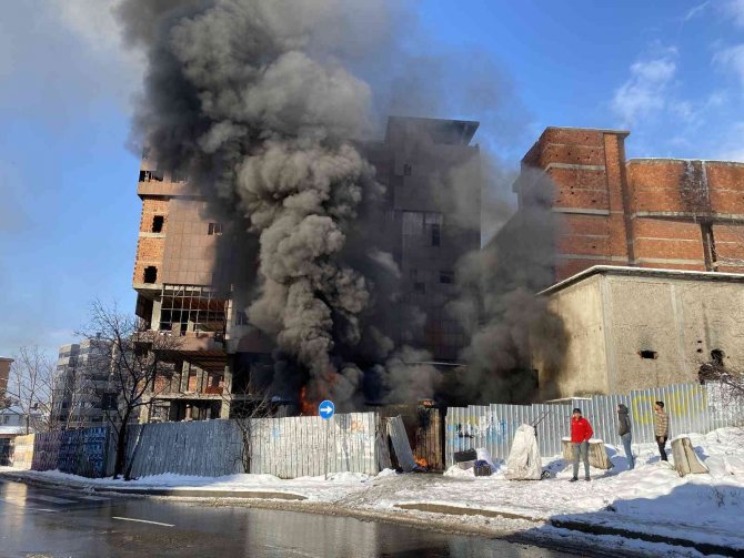 Ataşehir’de işçilerin kaldığı konteyner baraka alev alev yandı