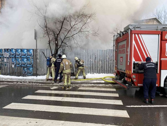 Ataşehir’de işçilerin kaldığı konteyner baraka alev alev yandı