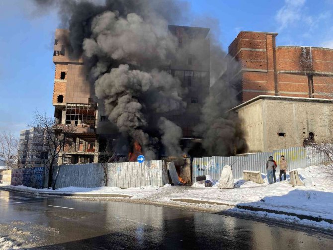 Ataşehir’de işçilerin kaldığı konteyner baraka alev alev yandı
