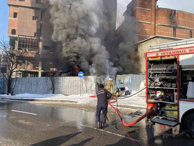 Ataşehir’de işçilerin kaldığı konteyner baraka alev alev yandı