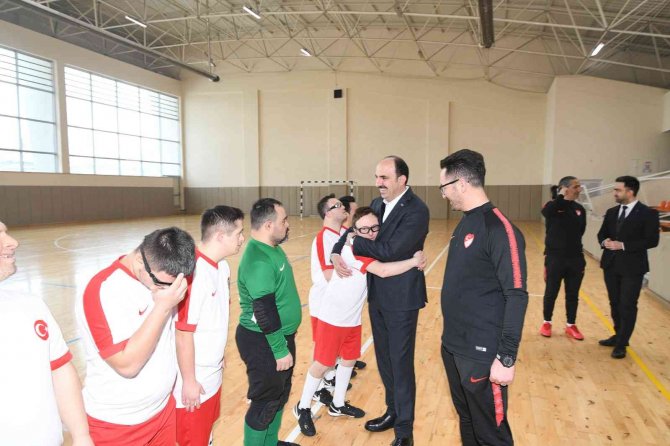 Başkan Altay Down Sendromlular Futsal Milli Takımı kampını ziyaret etti