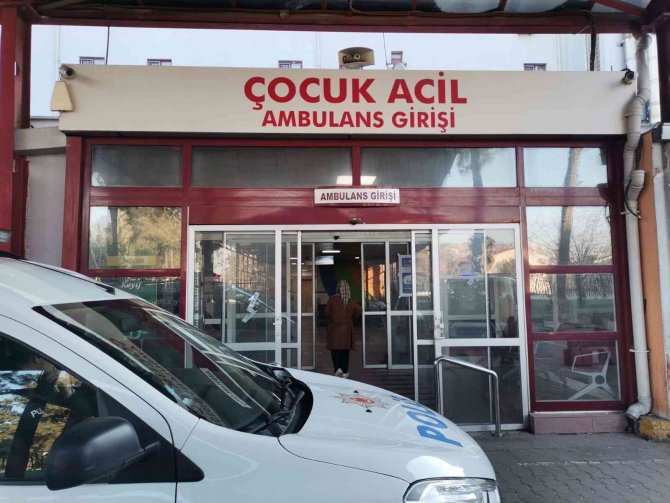 Doktora önce yumruk attı, ardından bıçak çekti