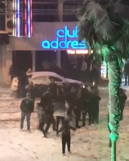 Eğlence mekanında bir kadını darp etti, dışarı atılınca dehşet saçtı