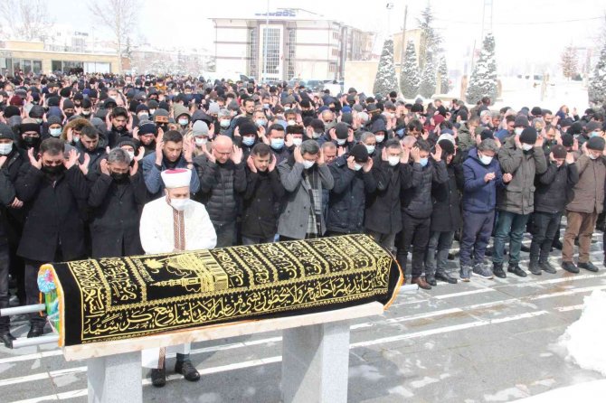 Hayatını kaybeden genç hemşire karnındaki bebeğiyle defnedildi