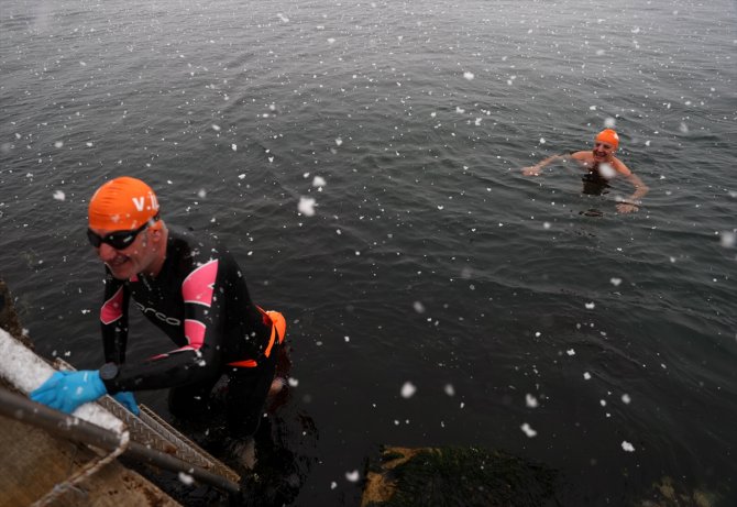 Kara aldırış etmeden kendilerini Marmara'nın serin sularına bıraktılar