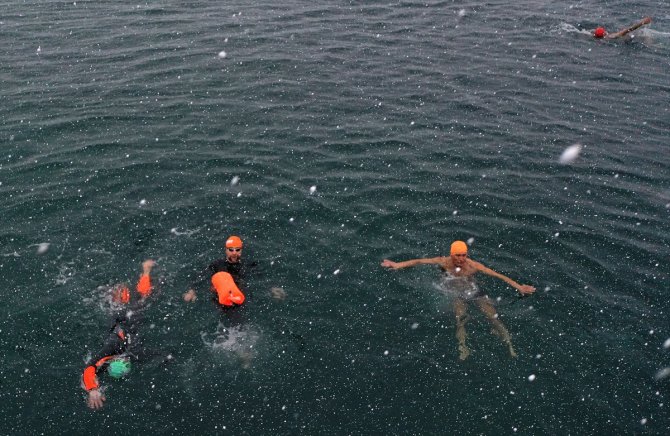 Kara aldırış etmeden kendilerini Marmara'nın serin sularına bıraktılar