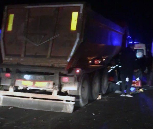 Kazaya müdahale eden polis memuru kamyonun altında kaldı