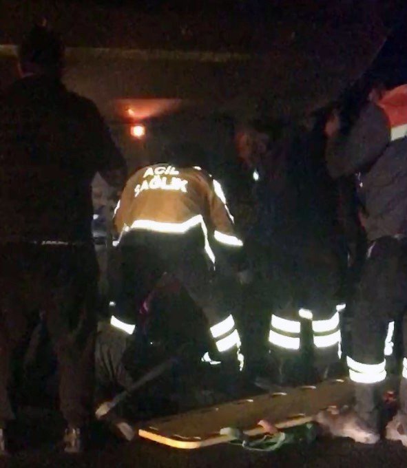 Kazaya müdahale eden polis memuru kamyonun altında kaldı