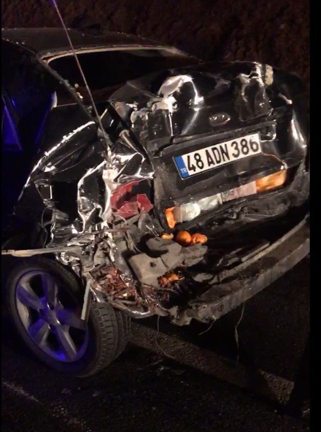 Kazaya müdahale eden polis memuru kamyonun altında kaldı