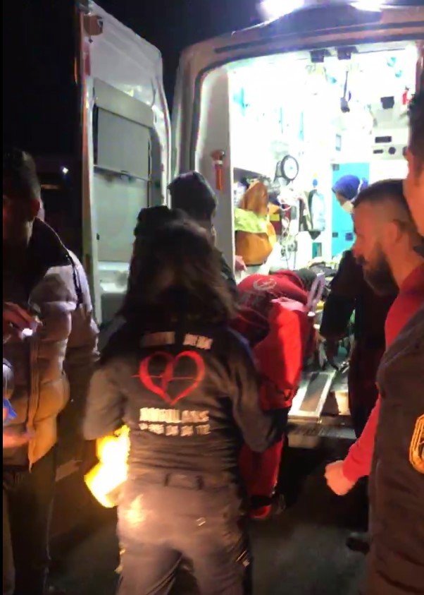 Kazaya müdahale eden polis memuru kamyonun altında kaldı