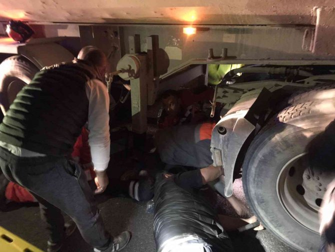 Kazaya müdahale eden polis memuru kamyonun altında kaldı