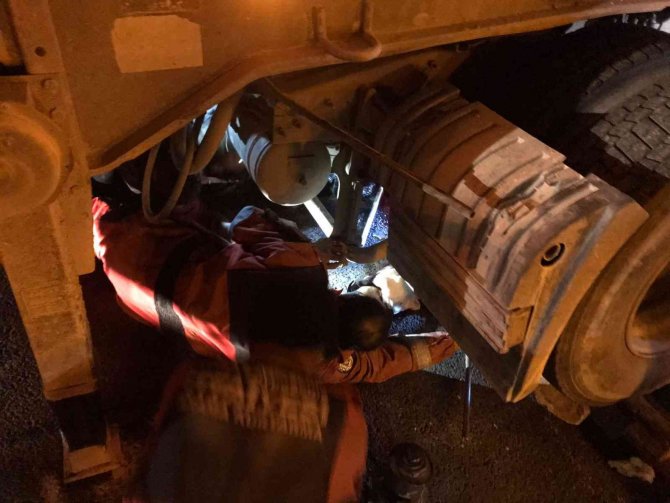 Kazaya müdahale eden polis memuru kamyonun altında kaldı