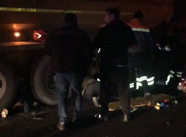 Kazaya müdahale eden polis memuru kamyonun altında kaldı