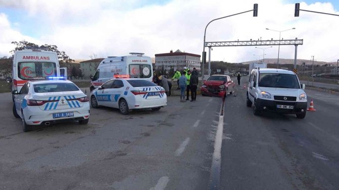 Kırıkkale’de hafif ticari araç ile otomobil çarpıştı