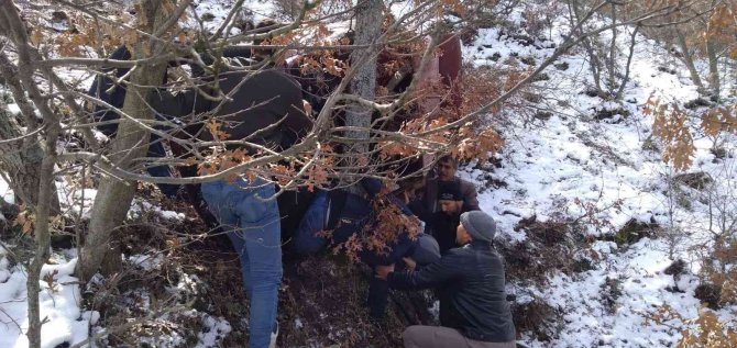 Manisa’da otomobil uçuruma yuvarlandı: 2 yaralı