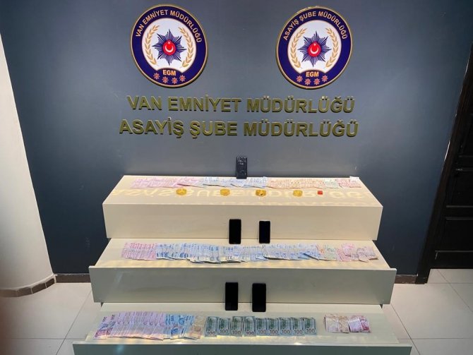Sahte altın kullanarak dolandırıcılık yapan 4 kişi yakalandı