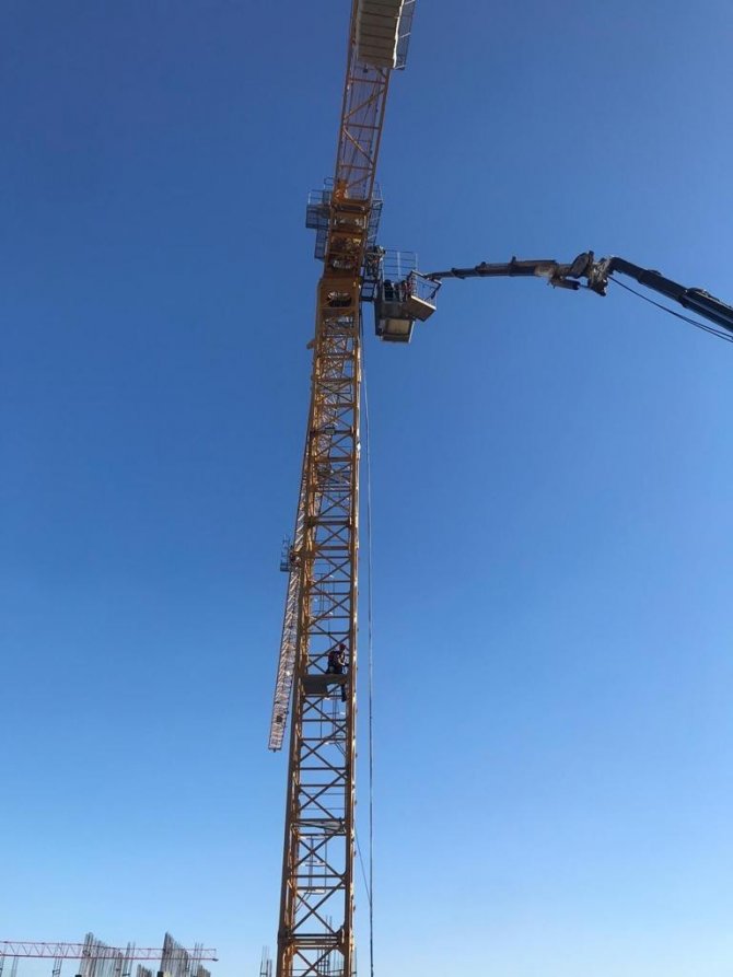 50 metre yükseklikte rahatsızlanınca yardımına itfaiye ekipleri yetişti