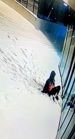 Bursa’da buzda ayağı kayıp düştü, o anlar kamerada