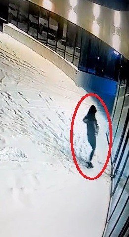 Bursa’da buzda ayağı kayıp düştü, o anlar kamerada