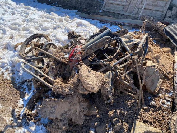 Çıkan yangında otomobil, traktör ve 4 motosiklet kullanılamaz hale geldi